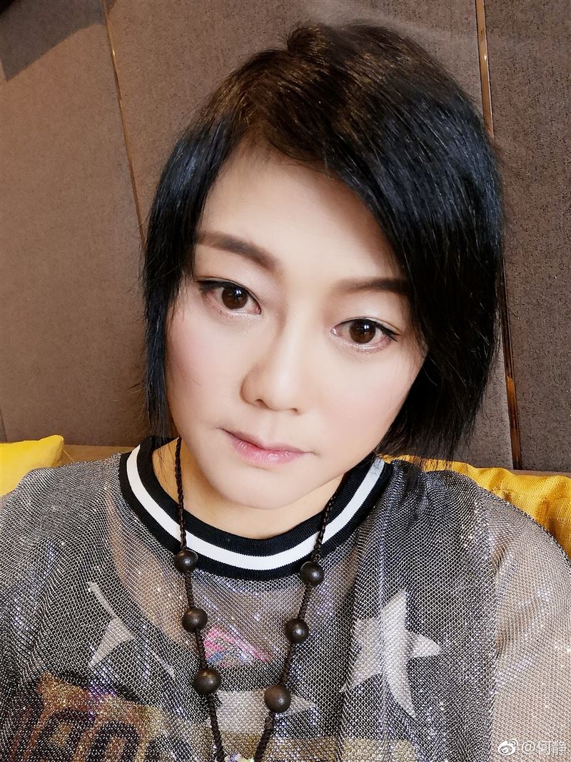  何静 
